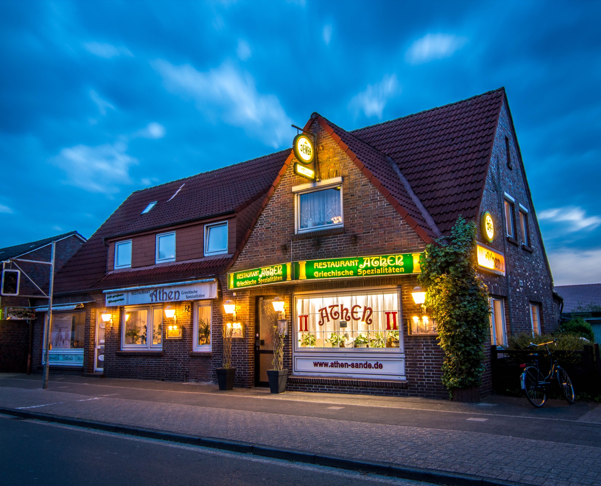 Das Restaurant Athen in Sande am Abend